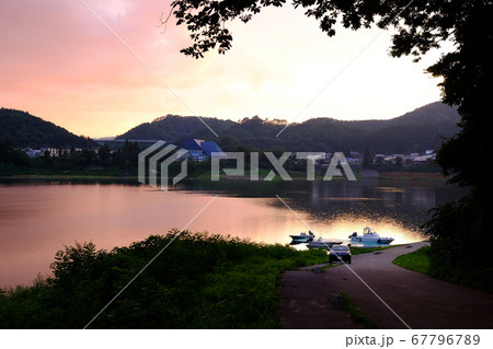 錦秋湖の夕暮れ時の船着き場 67796789