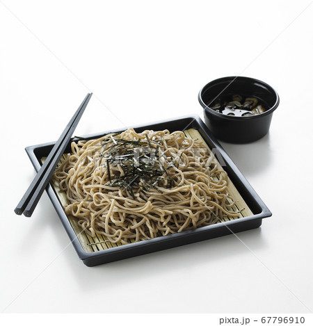 白い背景のざるそば 67796910