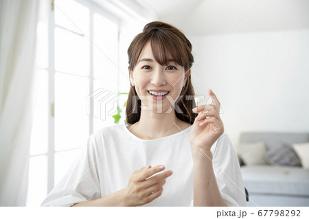 カメラ目線の若い女性　ポートレート 67798292