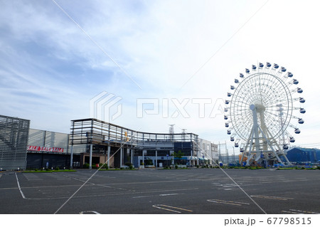 観覧車のある大型商業施設の風景 67798515