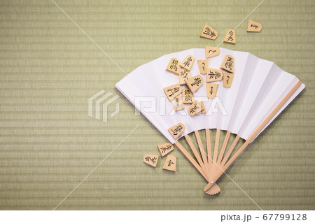 将棋の駒と扇子 67799128