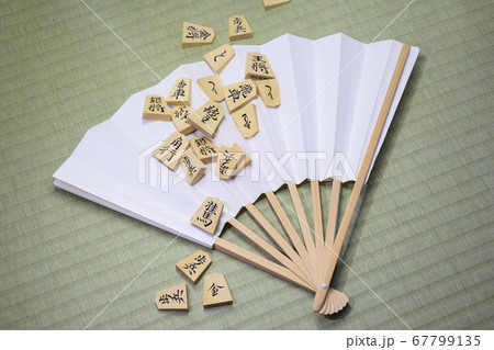 将棋の駒と扇子 67799135