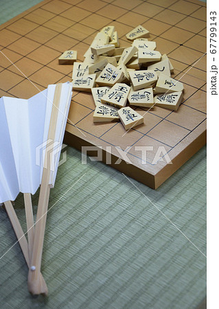 将棋の駒と扇子 将棋の駒と扇子 67799143