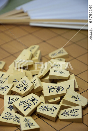 将棋の駒と扇子 67799146