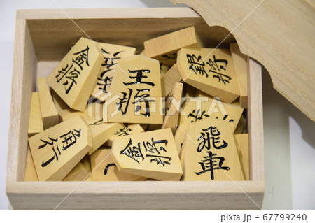 箱に入った将棋の駒 箱に入った将棋の駒 67799240
