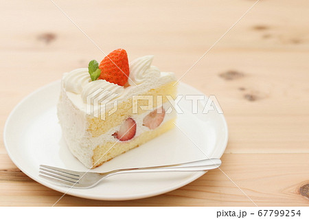 テーブルに置かれたショートケーキ 67799254