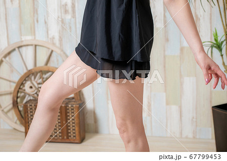 水着を着た女性 水着を着た女性 67799453