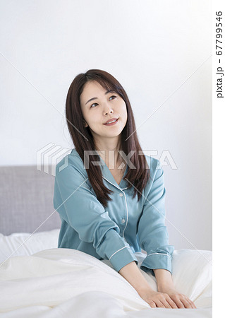 パジャマ姿の若い女性 67799546