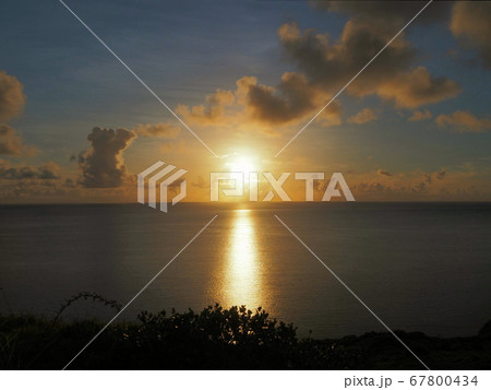 石垣島最北端の平久保埼灯台から見る景色(海、昼、夕日) 67800434
