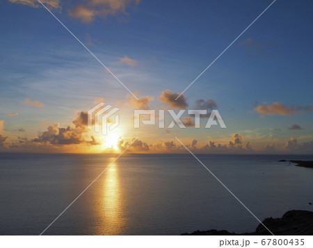 石垣島最北端の平久保埼灯台から見る景色(海、昼、夕日) 67800435