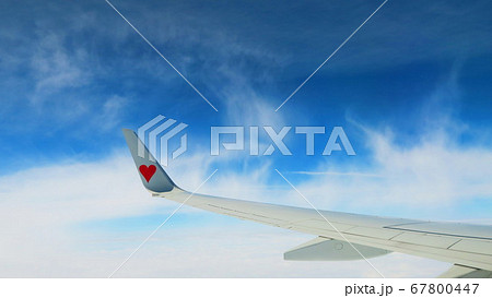 航空機の左翼と青空の風景 航空機の左翼と青空の風景 67800447