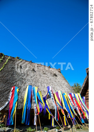 飛騨白川郷の合掌造り 67802714
