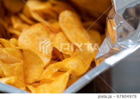 ポテトチップス 67804979