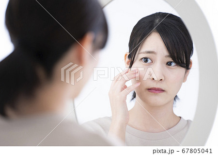 ビューティーイメージ　若い女性　肌荒れ 67805041