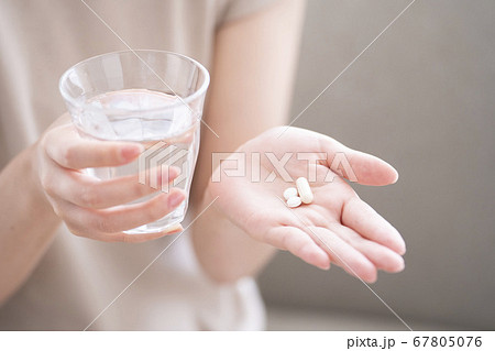薬を飲む女性 67805076