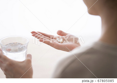 薬を飲む女性 薬を飲む女性 67805085