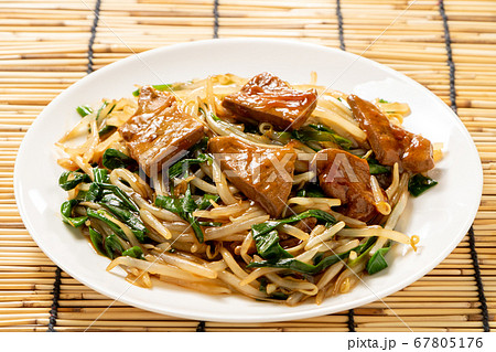 レバニラ炒め。背景すだれで夏のスタミナ料理イメージ。 レバニラ炒め。背景すだれで夏のスタミナ料理イメージ。 67805176