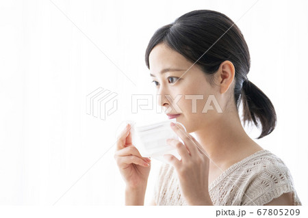 マスクをする女性 マスクをする女性 67805209