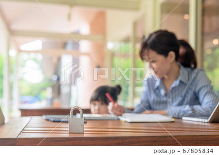 母親と娘のセキュリティ 67805834
