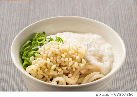 ぶっかけうどん(冷)。トッピングは、長芋とろろ･天かす･青ねぎ。 67807860