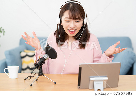 ユーチューバー　YouTubeで音声配信する若い女性 67807998