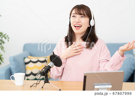 ユーチューバー　YouTubeで音声配信する若い女性 67807999