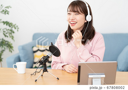 ユーチューバー　YouTubeで音声配信する若い女性 67808002
