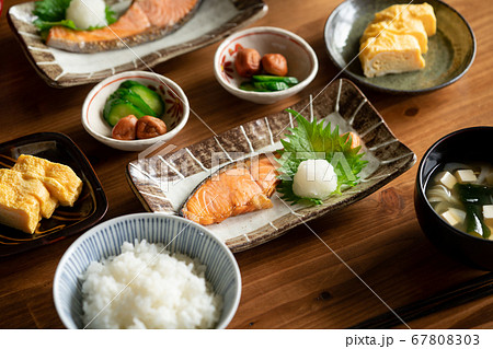 日本の朝の食卓 日本の朝の食卓 67808303