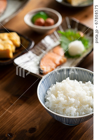 白いご飯と朝食のおかずの写真素材