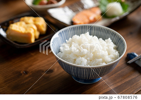 白いご飯と朝食のおかず 67808576