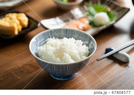 白いご飯と朝食のおかず 67808577
