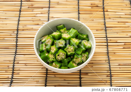 オクラ(輪切り)。背景すだれで夏イメージ。 オクラ(輪切り)。背景すだれで夏イメージ。 67808771