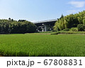 田舎の田んぼ道からみた高速道路 67808831