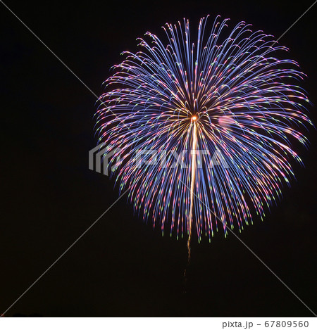 青を基調とした虹色の打ち上げ花火の写真素材 青を基調とした虹色の打ち上げ花火の写真素材