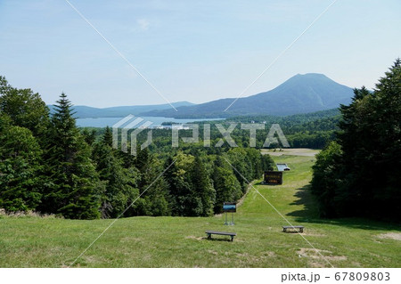 阿寒湖畔展望台から、雄阿寒岳と阿寒湖と阿寒湖温泉街 67809803