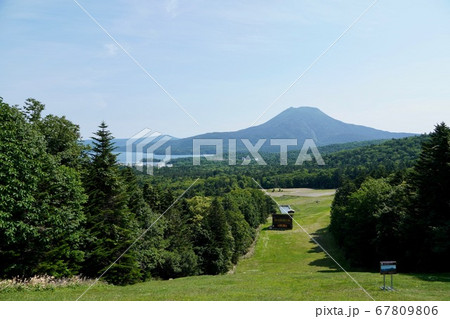 阿寒湖畔展望台から、雄阿寒岳と阿寒湖と阿寒湖温泉街 阿寒湖畔展望台から、雄阿寒岳と阿寒湖と阿寒湖温泉街 67809806