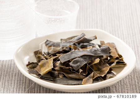 小皿に盛られたおつまみ昆布。日本酒のおつまみイメージ。 小皿に盛られたおつまみ昆布。日本酒のおつまみイメージ。 67810189
