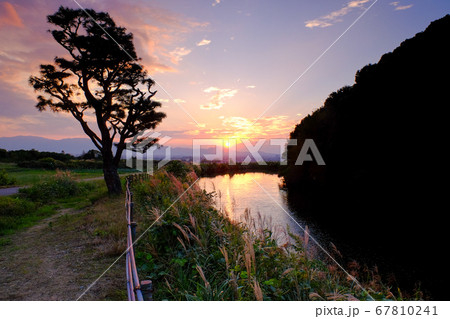 崇神天皇陵と二上山落陽（奈良県天理市） 67810241