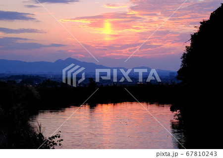 崇神天皇陵と二上山落陽（奈良県天理市） 67810243
