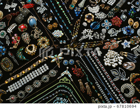 アンティークジュエリーを多数並べた写真1 67810694