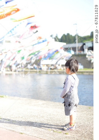 鯉のぼりを見つめる子供 鯉のぼりを見つめる子供 67811029