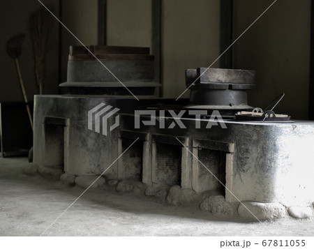日本の古い民家のかまど 67811055