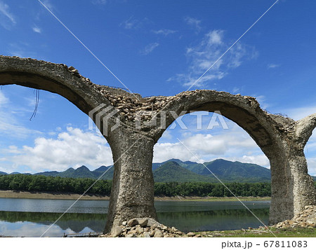 糠平湖の幻の橋 崩落が続くタウシュベツ川橋梁の写真素材 67811083 Pixta