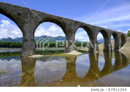 糠平湖の幻の橋 崩落が続くタウシュベツ川橋梁 糠平湖の幻の橋 崩落が続くタウシュベツ川橋梁 67811264