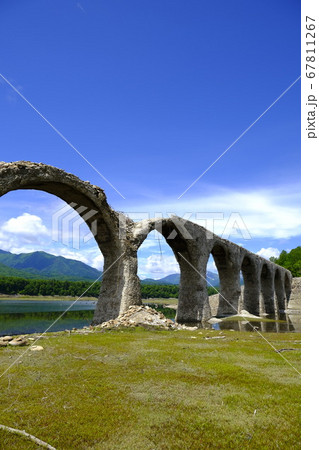 糠平湖の幻の橋 崩落が続くタウシュベツ川橋梁 糠平湖の幻の橋 崩落が続くタウシュベツ川橋梁 67811267