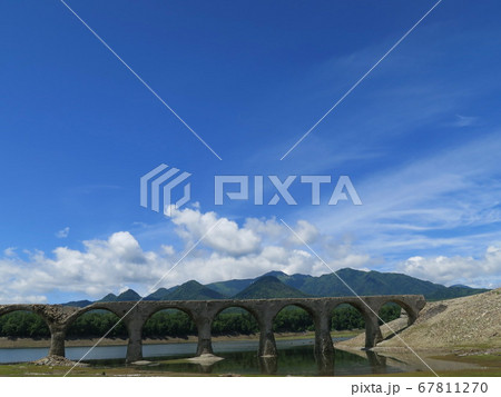 糠平湖の幻の橋  崩落が続くタウシュベツ川橋梁 67811270
