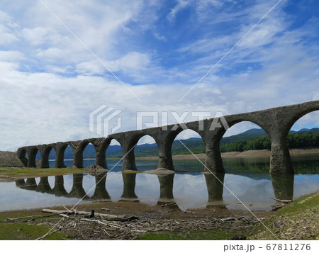 糠平湖の幻の橋 崩落が続くタウシュベツ川橋梁 糠平湖の幻の橋 崩落が続くタウシュベツ川橋梁 67811276