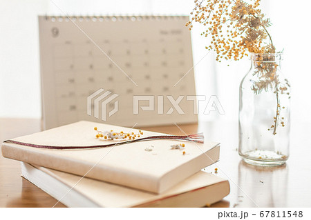 読書の秋のイメージ画像にミモザとカレンダーを添えて 読書の秋のイメージ画像にミモザとカレンダーを添えて 67811548