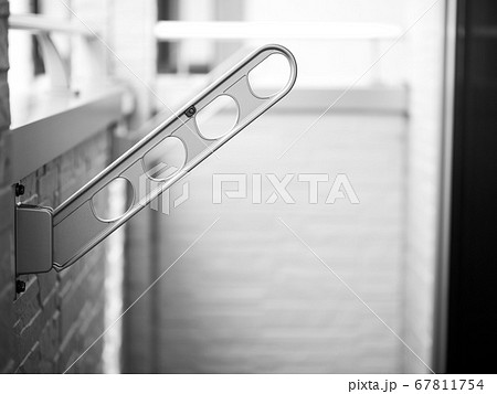 ベランダに設置された物干し台 67811754