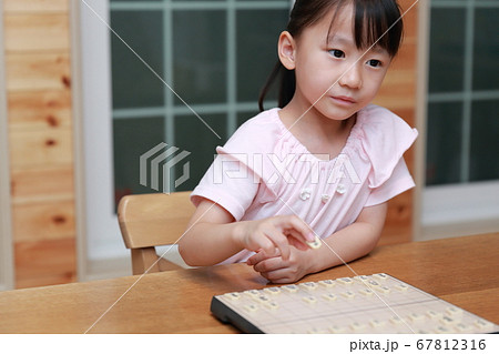 将棋の対局をする女の子 将棋の対局をする女の子 67812316